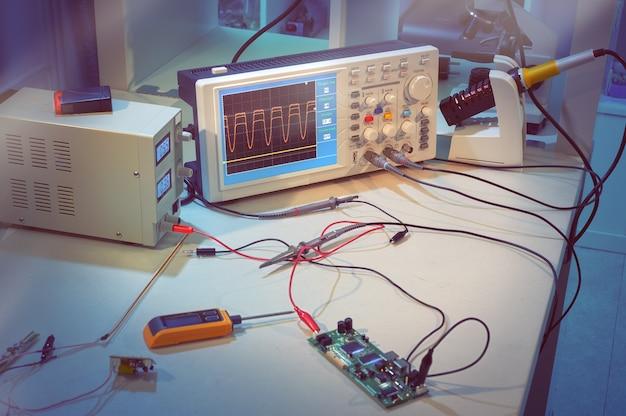 Using an oscilloscope to find the path of PCB